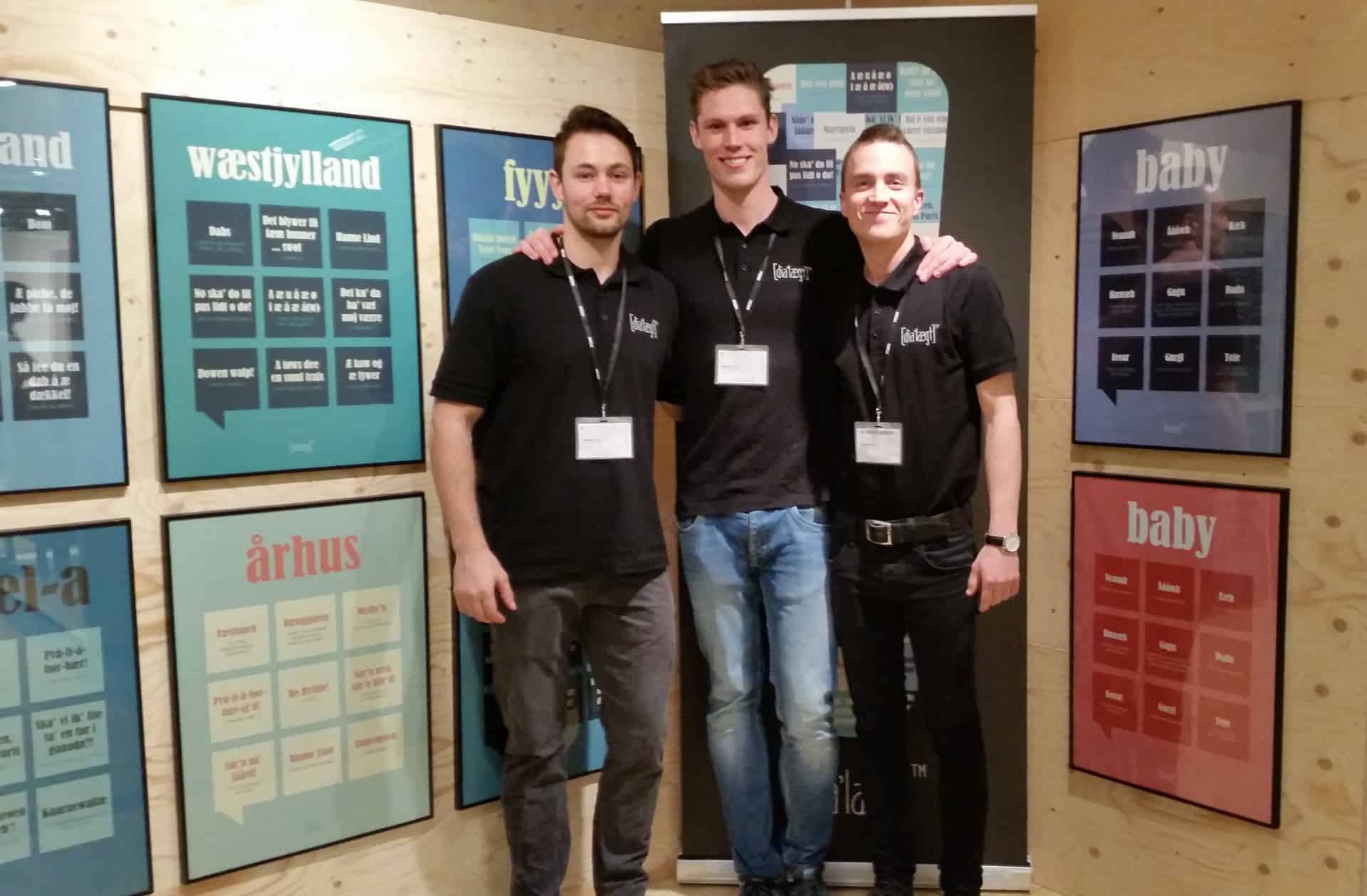 3 unge mænd der har lavet nogle sjove plakater med humor